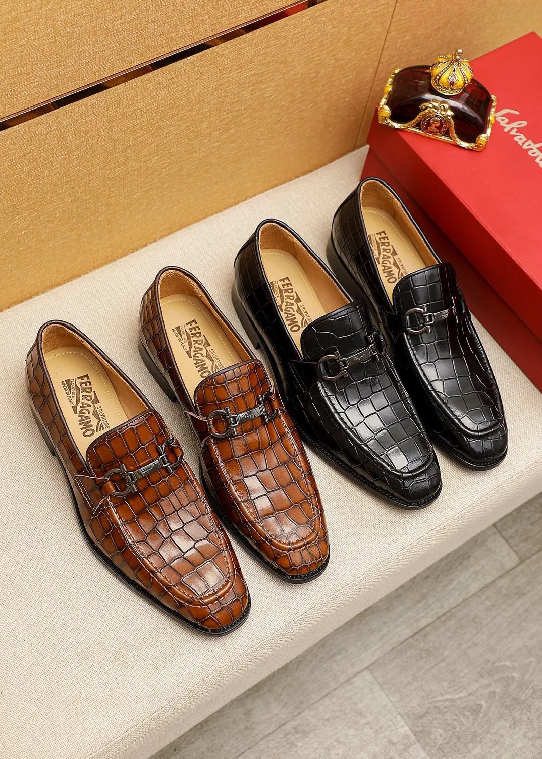 Men's shoes 💰460 💐 Product trademark: Ferragamo "Ferragamo" casual leather shoes Regular size: 38-44 (45.46🉑️customized) Product materials: Selected imported first-layer open-edge beaded cowhide floral upper + luxury hardware buckle, imported water-dyed cowhide leather lining. Strong three-dimensional visual effect, original outsole color: 2 colors available